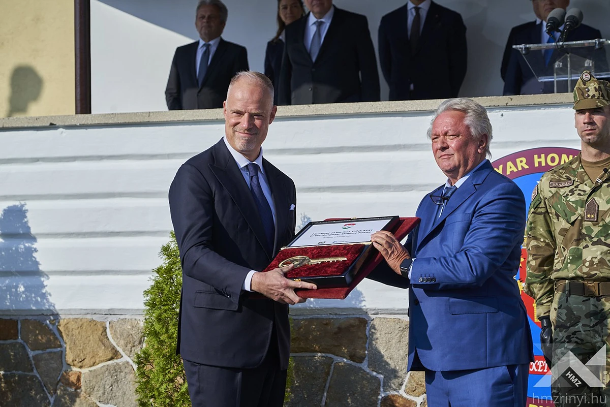 Ceremonia de entrega de la llave al ministro de Defensa hngaro.